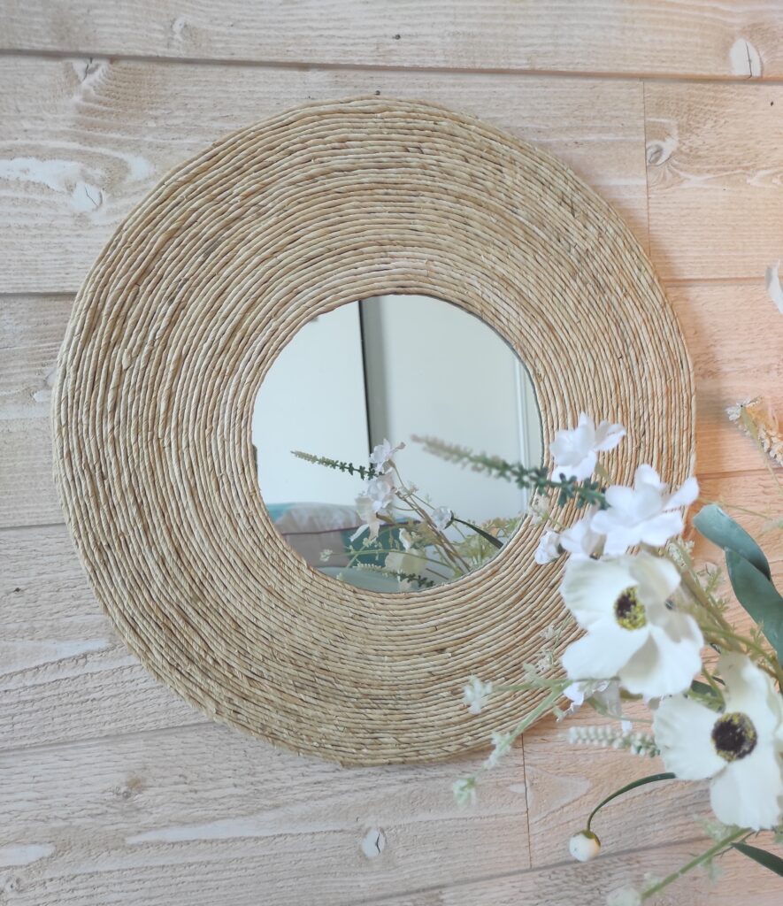 Petit miroir rond cerné d’un bois recouvert d’un cordage en maïs écru.Ju0214