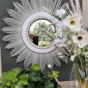 Miroir en bois naturel teinté de blanc et cerné de raphia et perles blanches Ju0199
