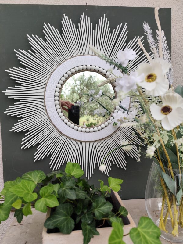 Miroir en bois naturel teinté de blanc et cerné de raphia et perles blanches Ju0199