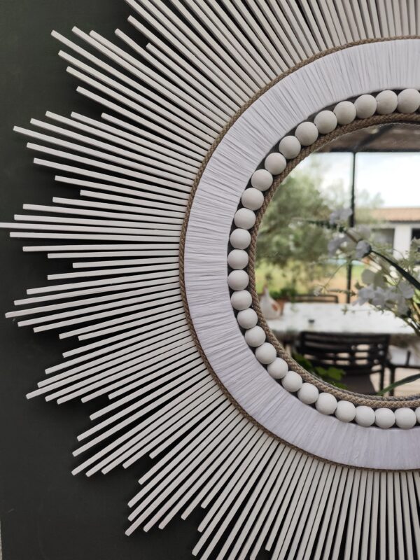 Miroir en bois naturel teinté de blanc et cerné de raphia et perles blanches Ju0199
