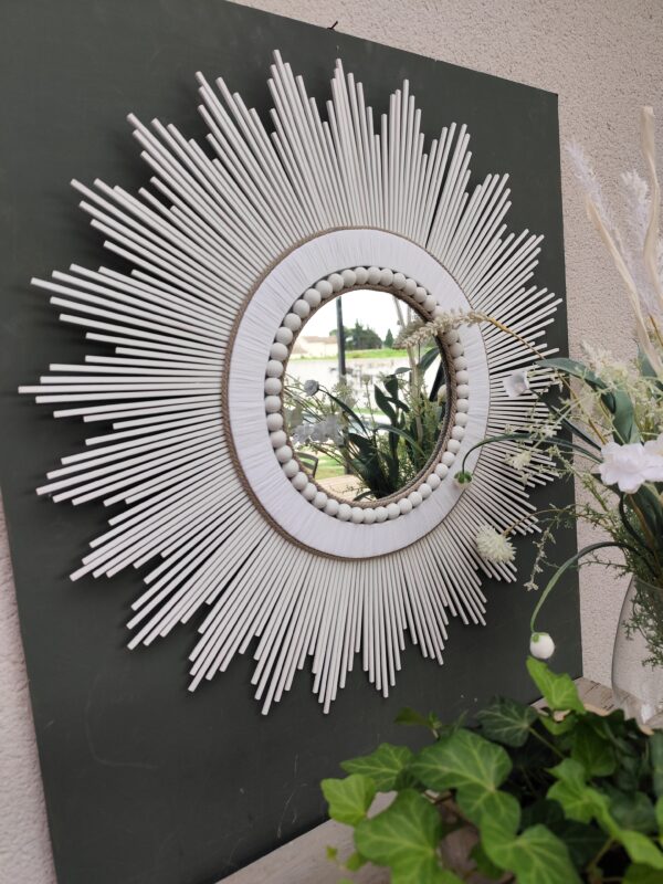 Miroir en bois naturel teinté de blanc et cerné de raphia et perles blanches Ju0199