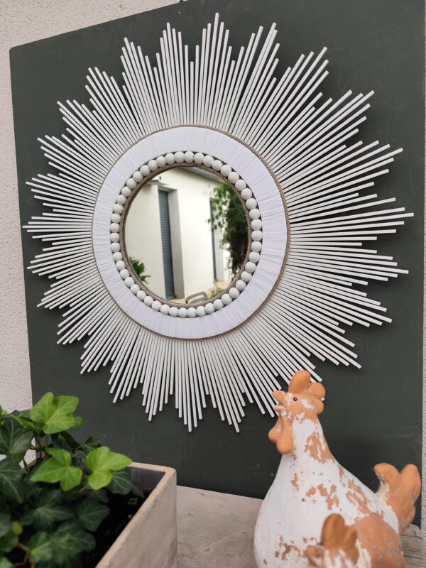 Miroir en bois naturel teinté de blanc et cerné de raphia et perles blanches Ju0199