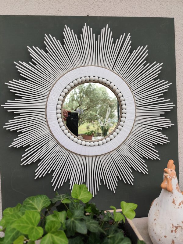 Miroir en bois naturel teinté de blanc et cerné de raphia et perles blanches Ju0199