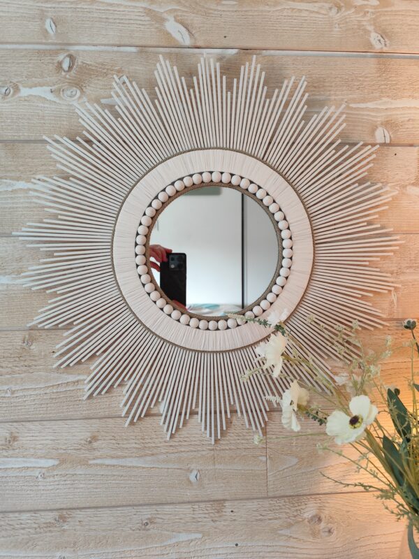 Miroir en bois naturel teinté de blanc et cerné de raphia et perles blanches Ju0199