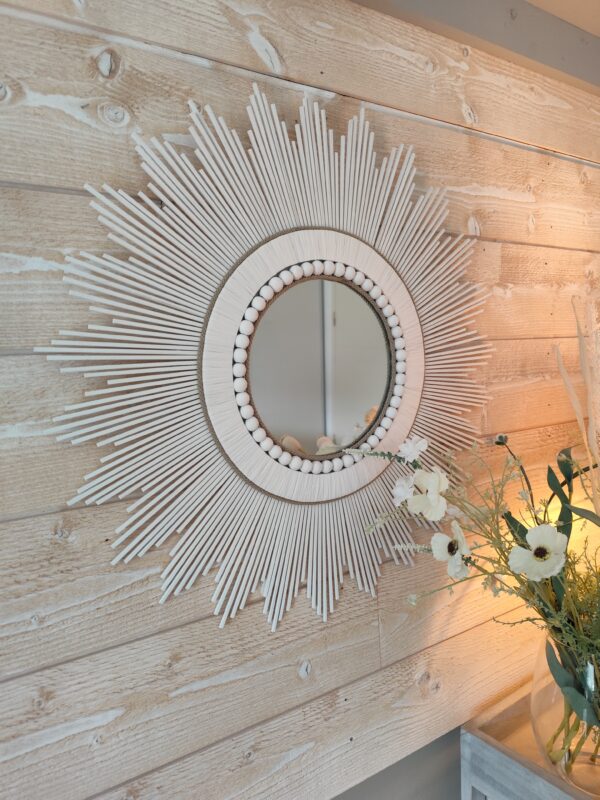 Miroir en bois naturel teinté de blanc et cerné de raphia et perles blanches Ju0199
