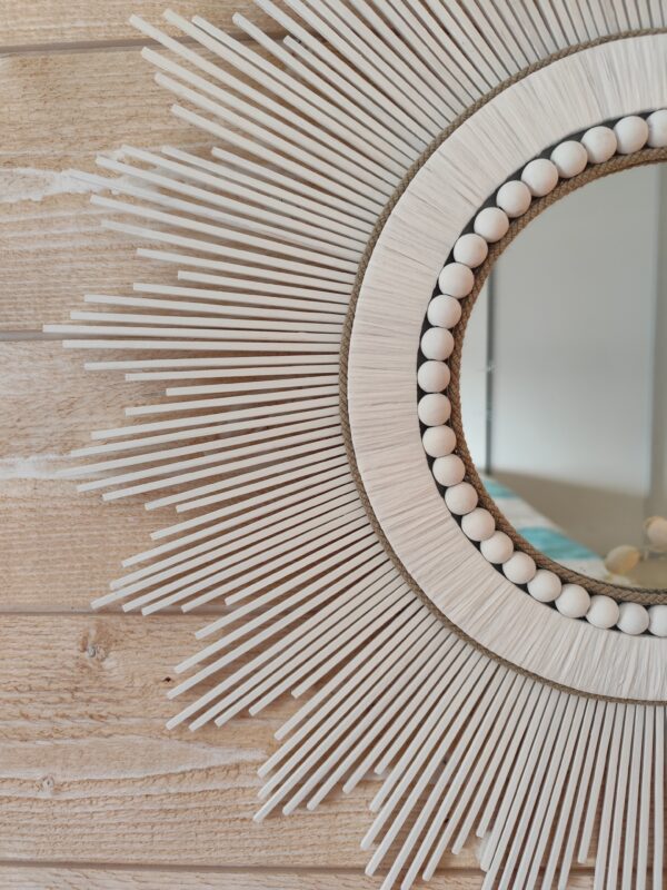 Miroir en bois naturel teinté de blanc et cerné de raphia et perles blanches Ju0199