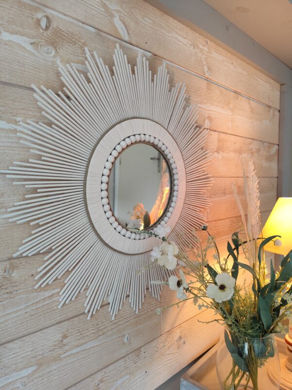 Miroir en bois naturel teinté de blanc et cerné de raphia et perles blanches Ju0199