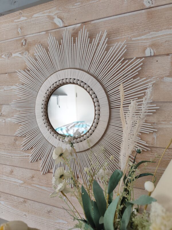 Miroir en bois naturel teinté de blanc et cerné de raphia et perles blanches Ju0199