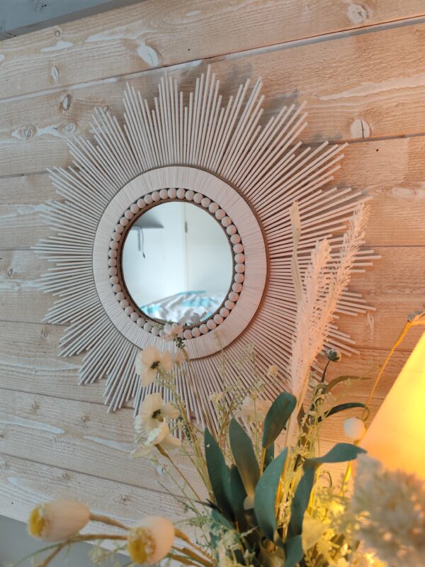 Miroir en bois naturel teinté de blanc et cerné de raphia et perles blanches Ju0199