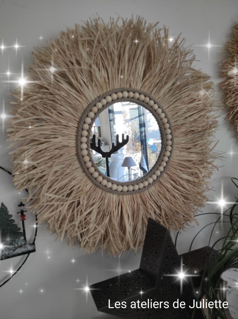 Miroir en raphia naturel cerné de cordes et de perles en bois naturel Ju0095