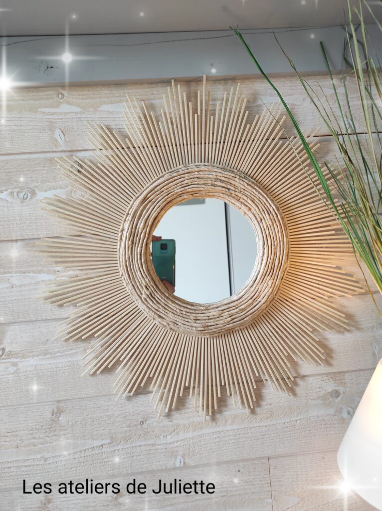 Miroir rond en bois naturel cerné de cercles concentriques dans un matériaux très tendance et floral Ju0099