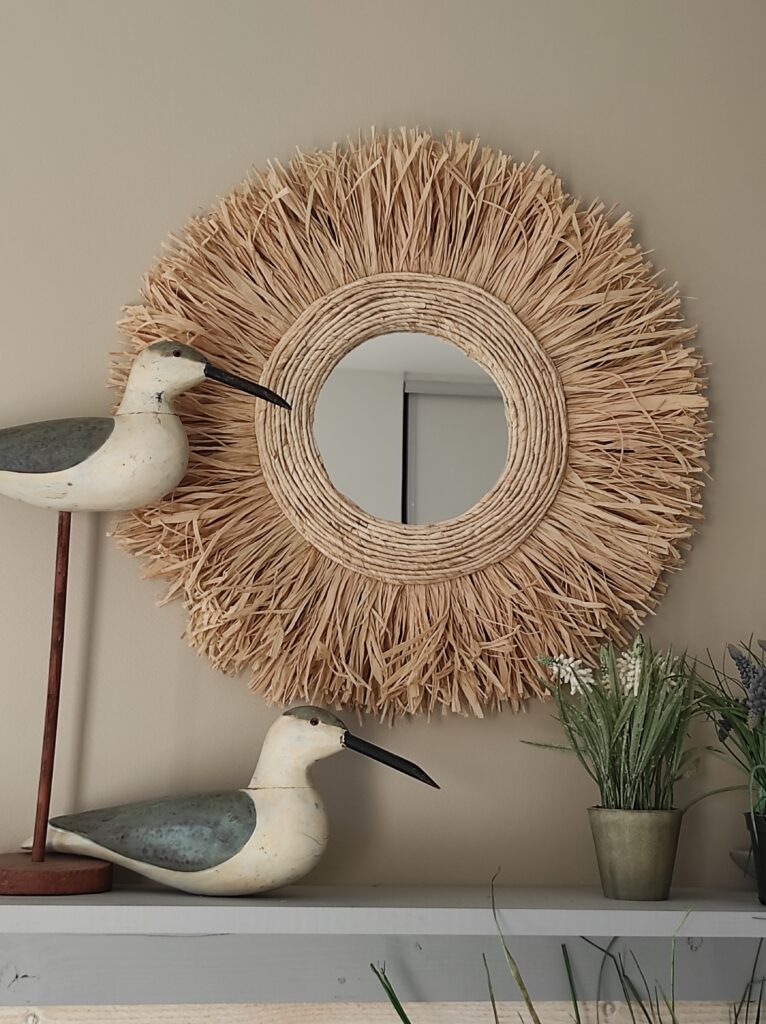 Miroir rond en raphia naturel cerné de cercles concentriques dans un matériel très tendance et floral Ju00102