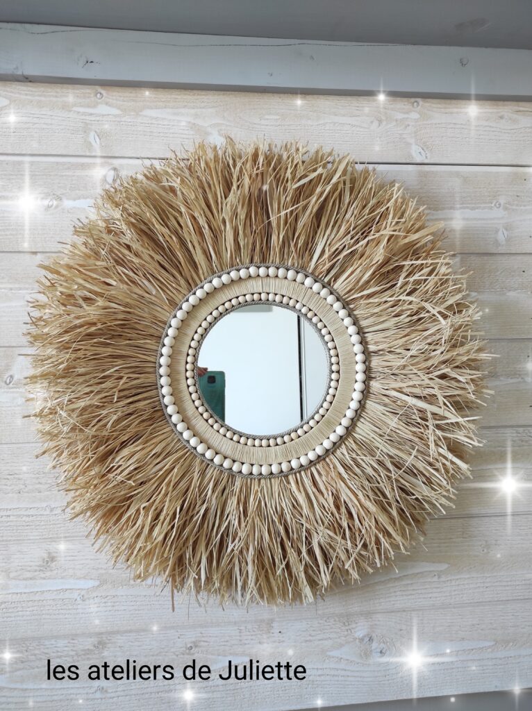 Miroir rond en raphia naturel cerné d'un bord en bois Ju0124