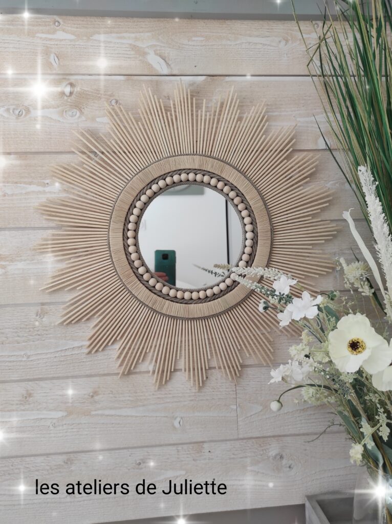 Miroir en bois naturel cerné de raphia tressé, de cordes et perles Ju0136