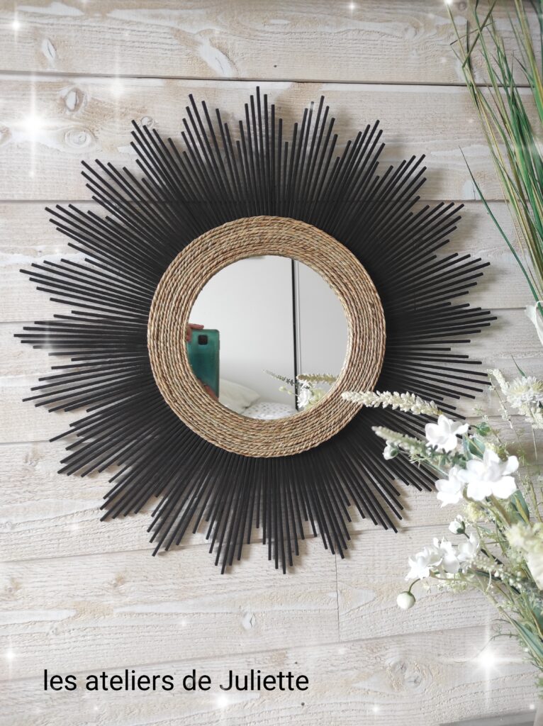Miroir rond en bois naturel teinté de noir cerné d&rsquo;algues marine beige Ju0137