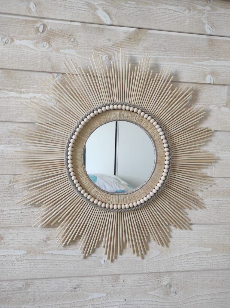 Miroir rond en bois naturel, cerné de raphia et de cordes de lin Ju0151