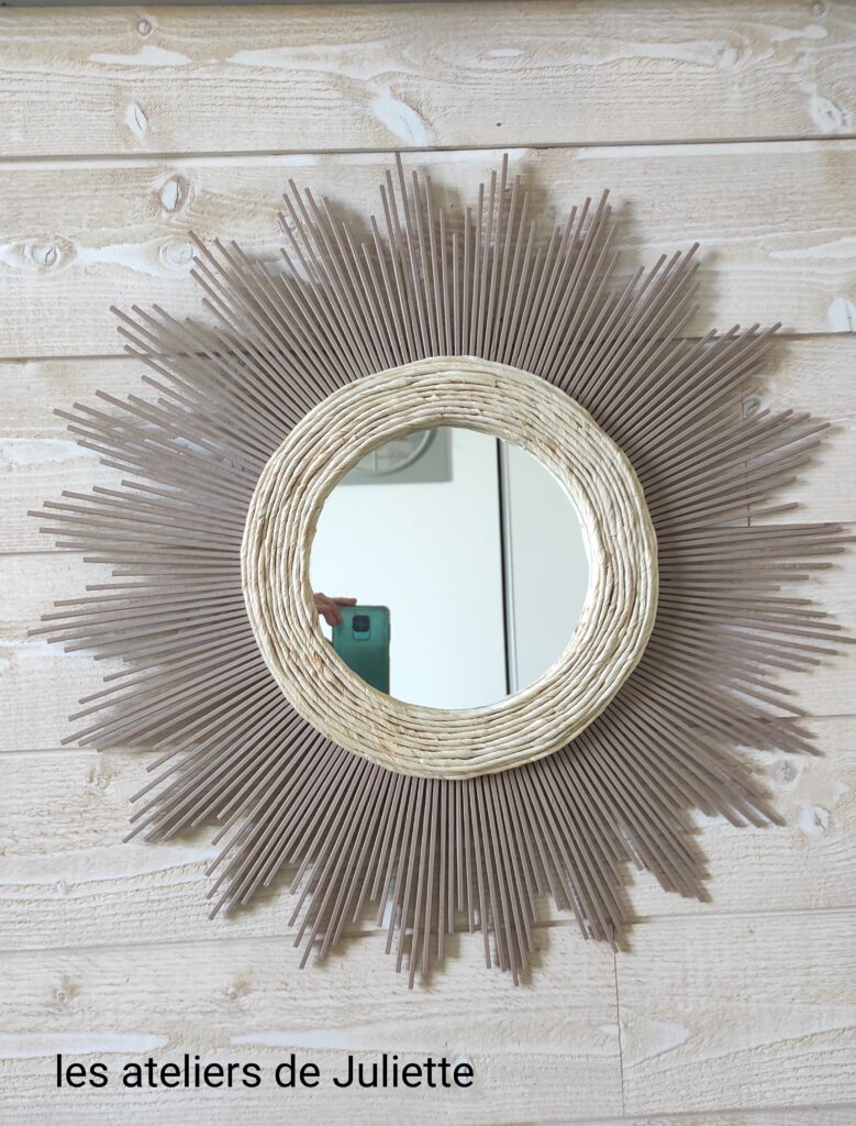 Miroir rond en bois teinté noix de muscade et cerné d'éléments naturel écru Ju0154