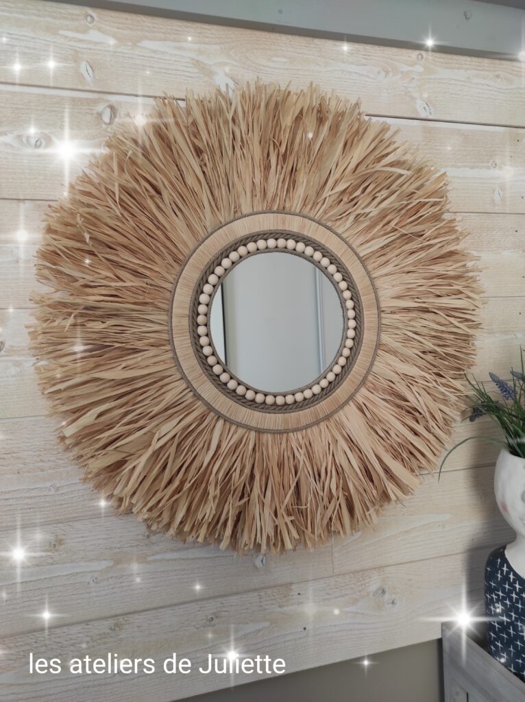 Grand miroir en raphia nature, cordes de lin et collier Ju0166