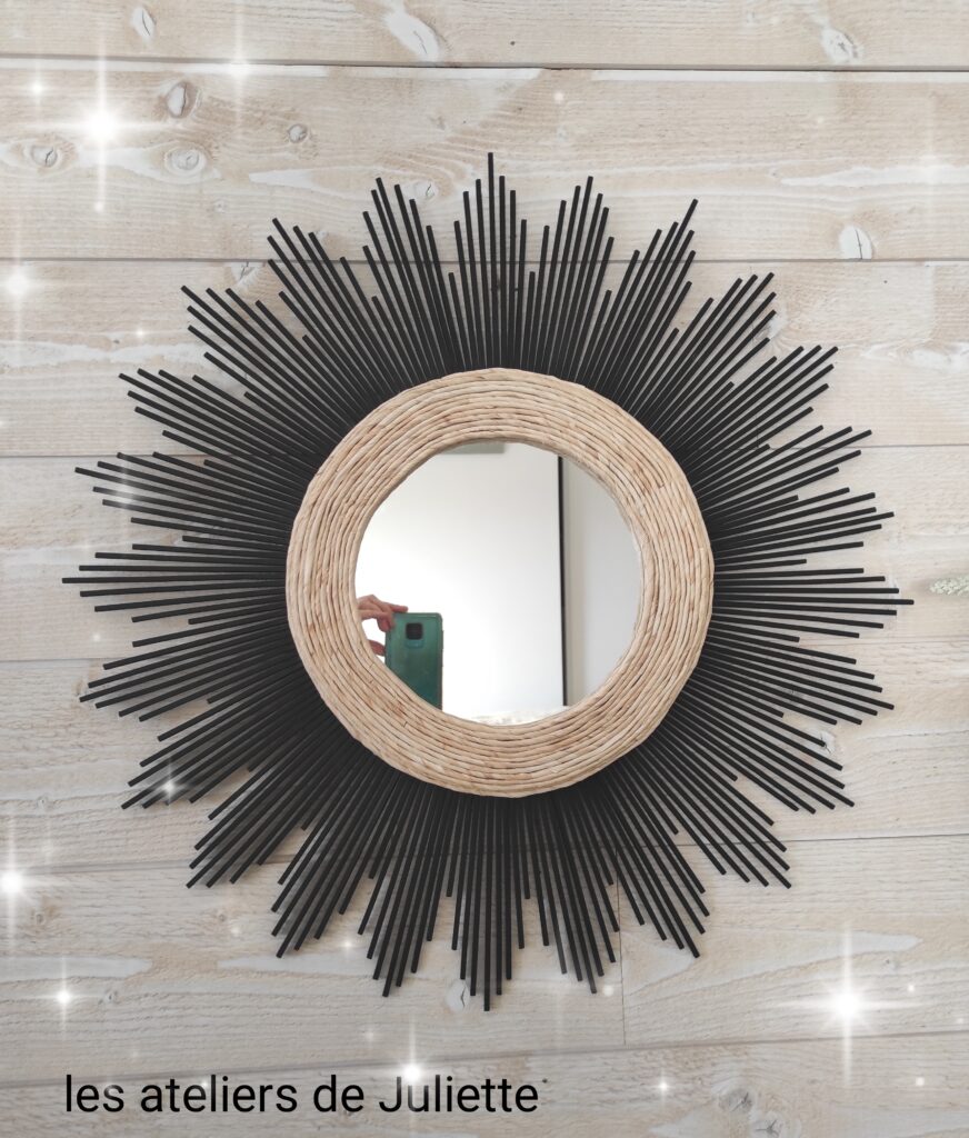 Miroir rond en bois teinté de noir et cerné d'un cordage de mais beige clair Ju0167
