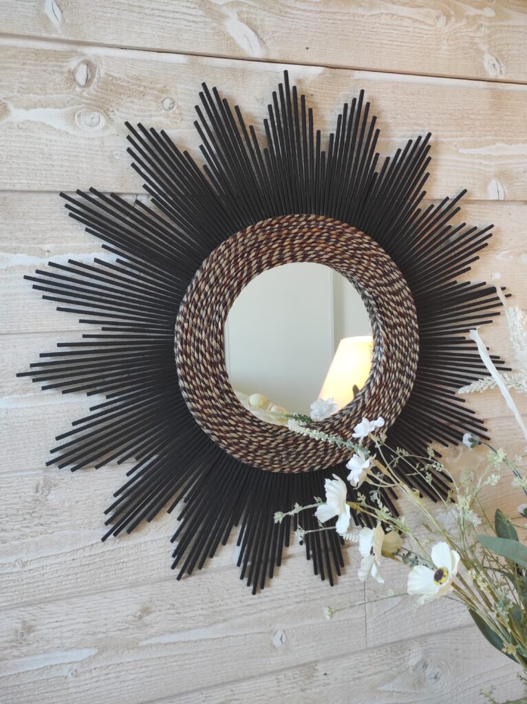 Miroir rond en bois teinté de noir et cerné d'algues marines bicolores Ju0174