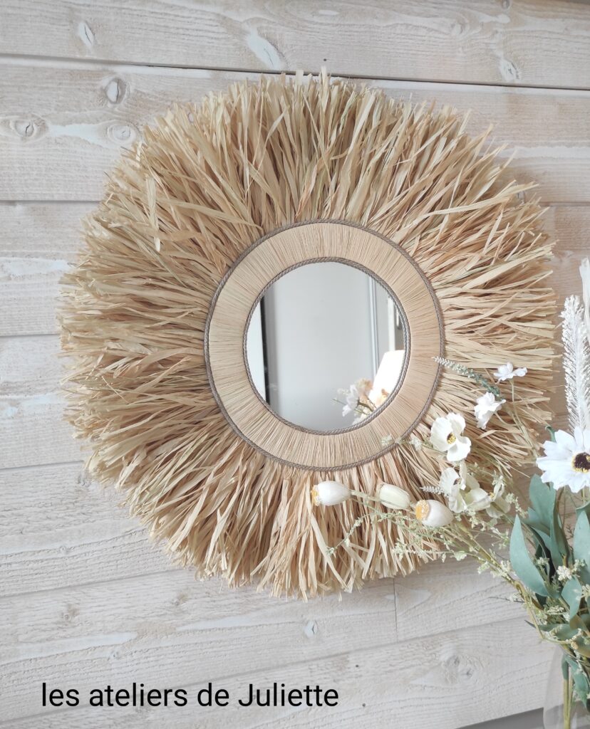 Miroir rond en raphia naturel cerné d'un bord en bois Ju0181