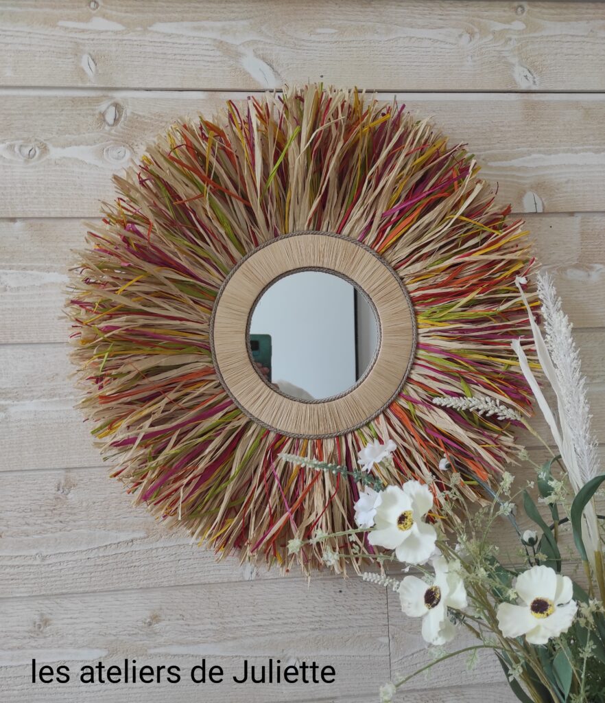 Petit miroir rond en raphia naturel et multi-couleurs Ju0192