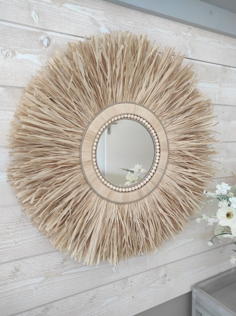 Grand miroir en raphia naturel, cerné de cordes et de perles de bois Ju0133