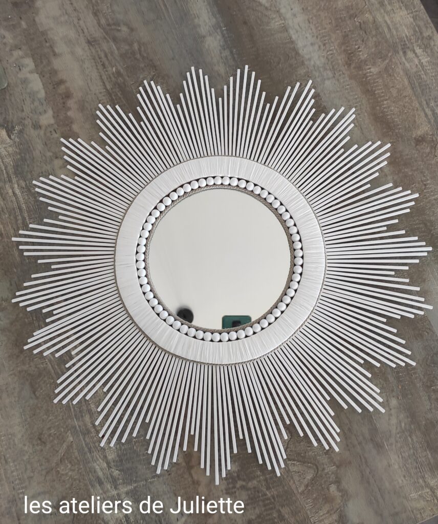Miroir en bois blanc, raphia et perles blanches Ju0195