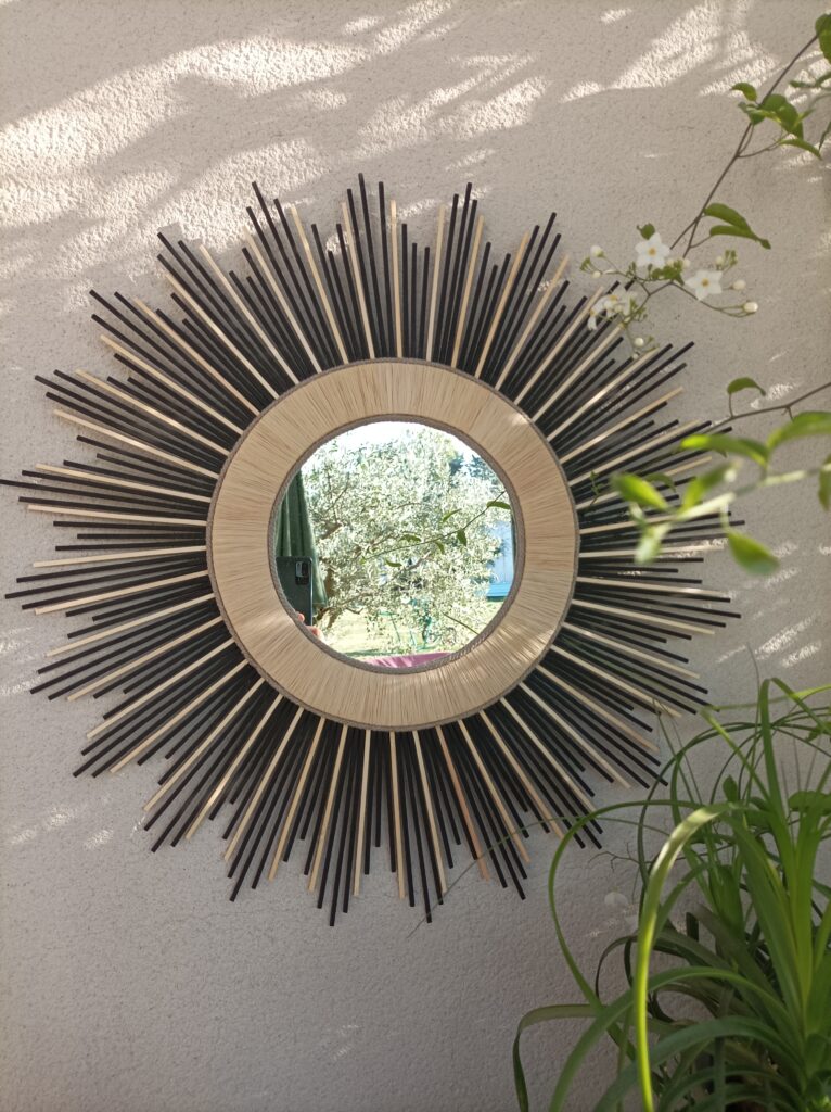 Miroir en bois naturel et teinté de noir, chic et raffiné Ju0097