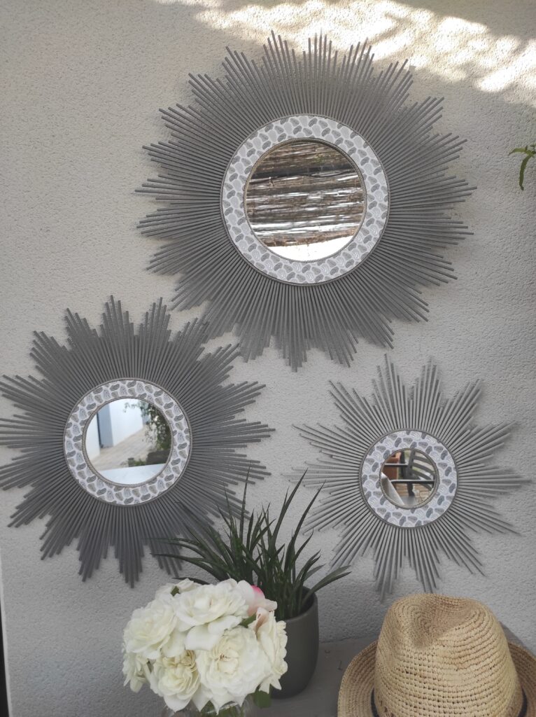 Trio de miroirs ronds en bois teinté en une déclinaison de gris Ju0206