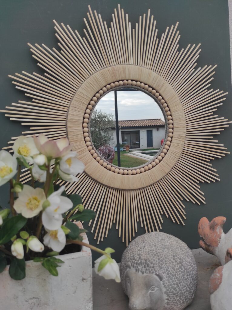 Miroir rond en bois naturel cerné de raphia tressé de cordes de lin et d’un collier de perles en bois de cèdre Ju0152