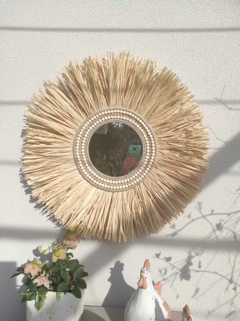 Miroir rond en raphia naturel cerné de cordes de lin et 2 rangs de perles en bois Ju0185