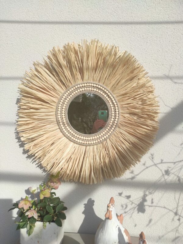Miroir rond en raphia naturel cerné de cordes de lin et 2 rangs de perles en bois Ju0185