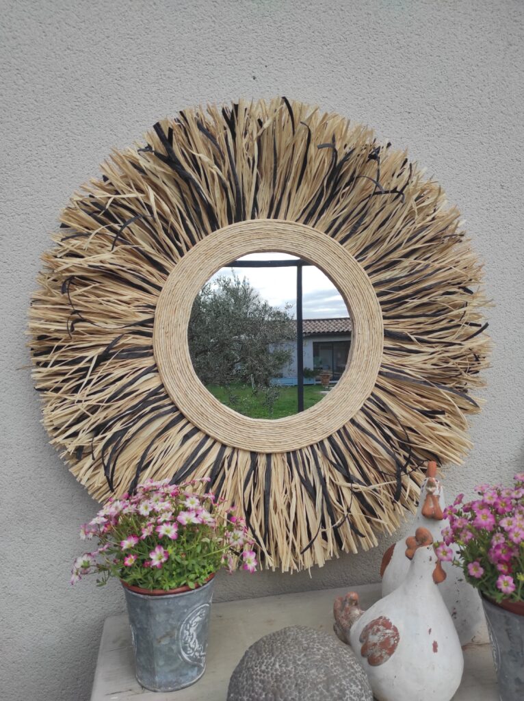 Grand miroir en raphia naturel et noir, cerné de cordage en maïs Ju0219