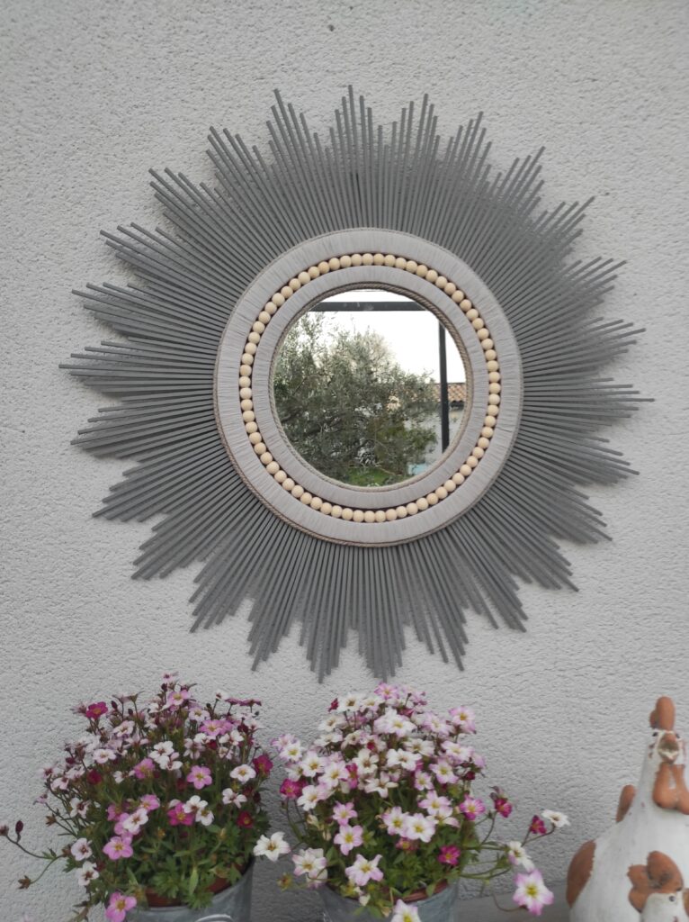 Miroir rond en bois teinté de gris, cerné de deux bords en raphia tressé gris Ju0223