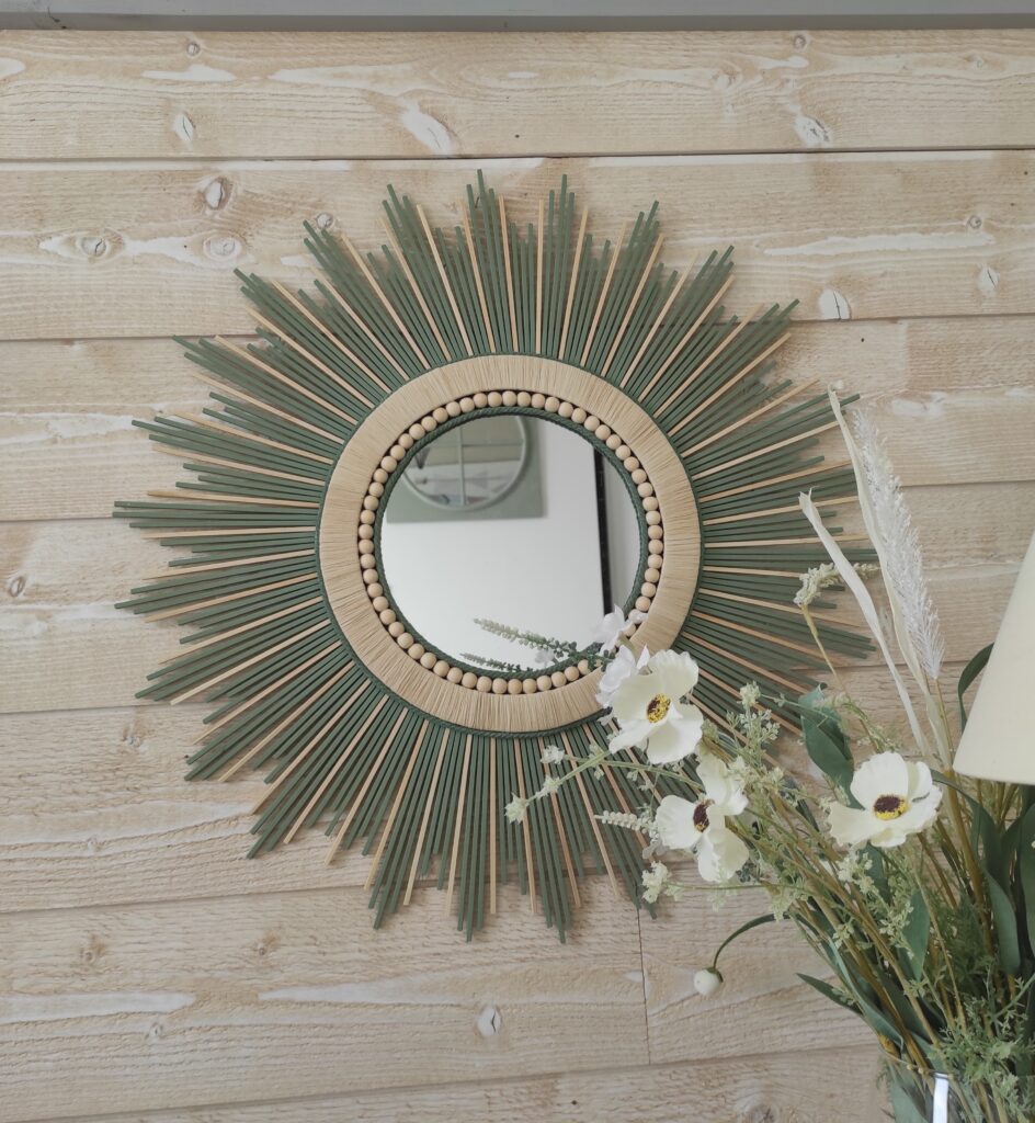 Miroir rond en bois naturel et teinté d’un vert très tendance, de raphia tressé Ju0224