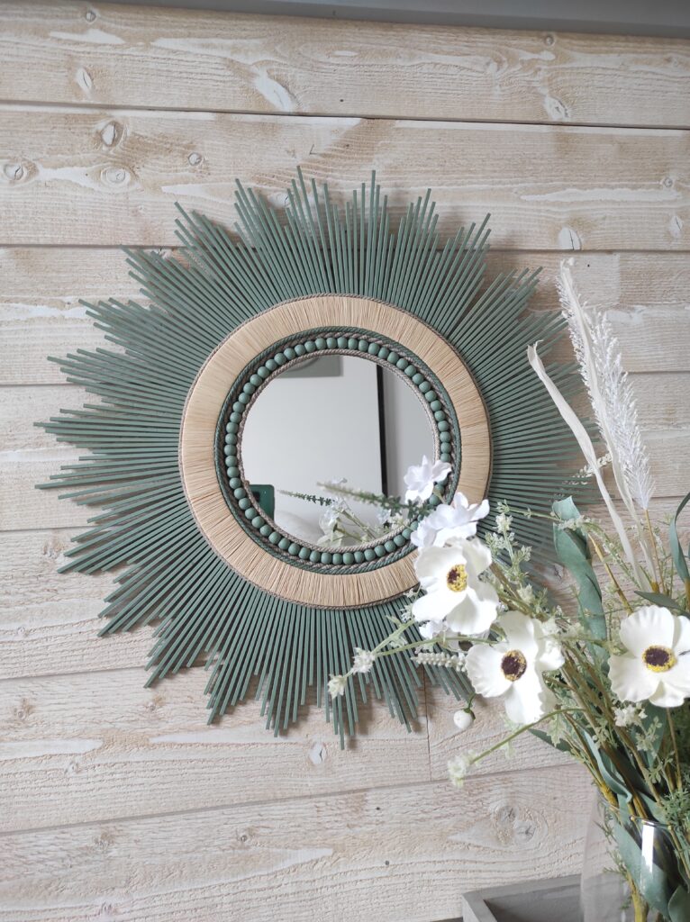 Miroir rond en bois teinté de vert, cerné de cordes de lin et de perles en bois de cèdre Ju0225