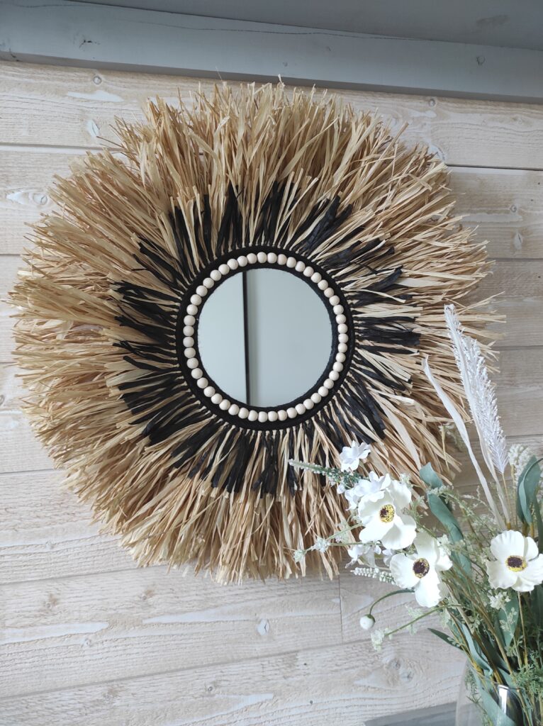 Miroir rond en raphia naturel et noir cerné de perles en bois de cèdre Ju0227