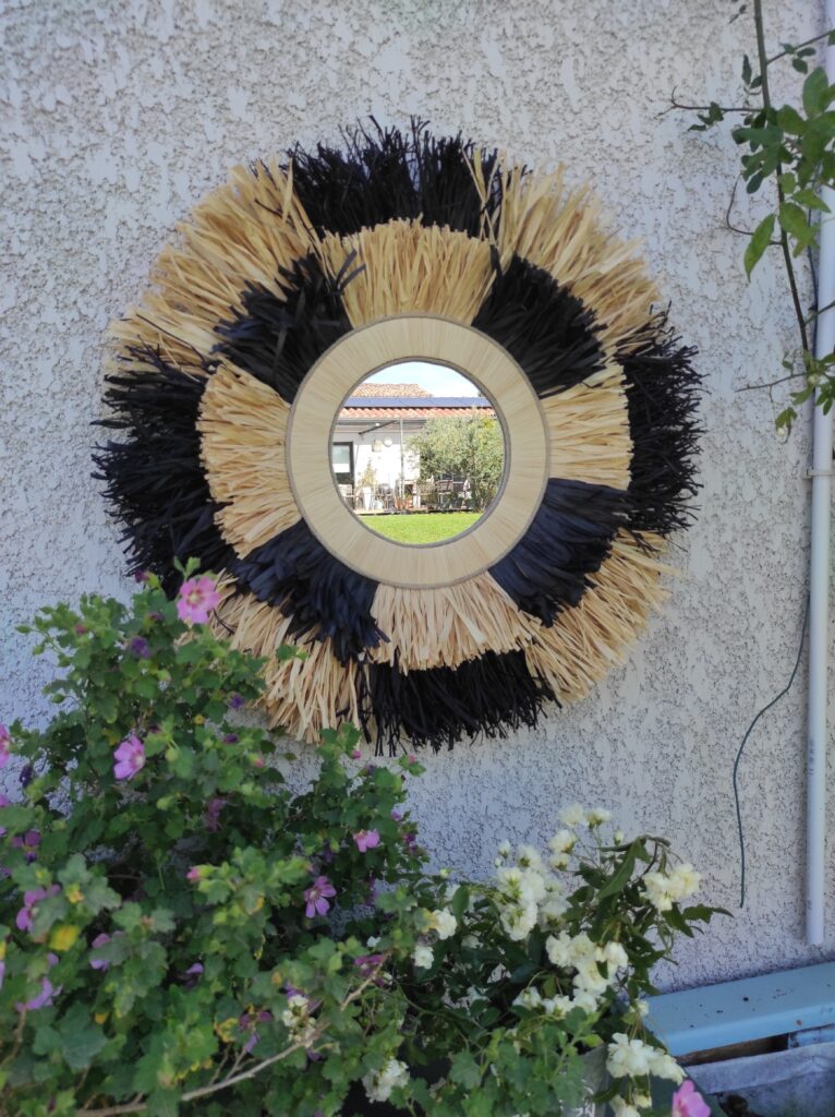 Miroir rond en raphia naturel et noir façon damier Ju0228