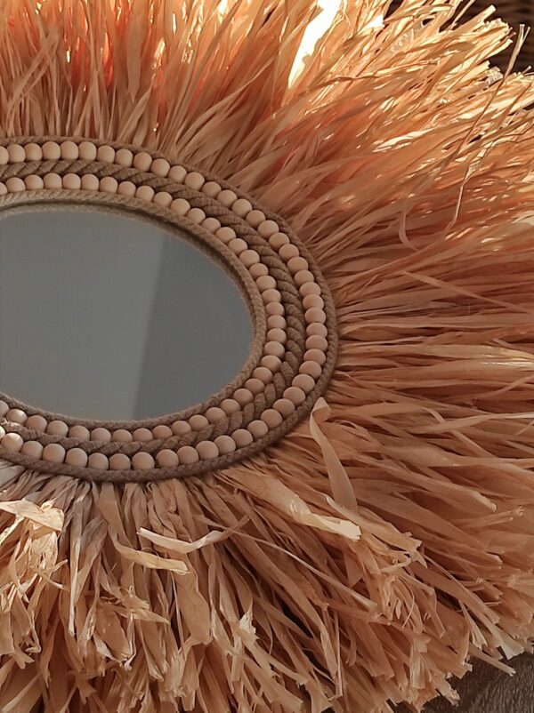Miroir rond en raphia naturel cerné de cordes de lin et 2 rangs de perles en bois Ju0185