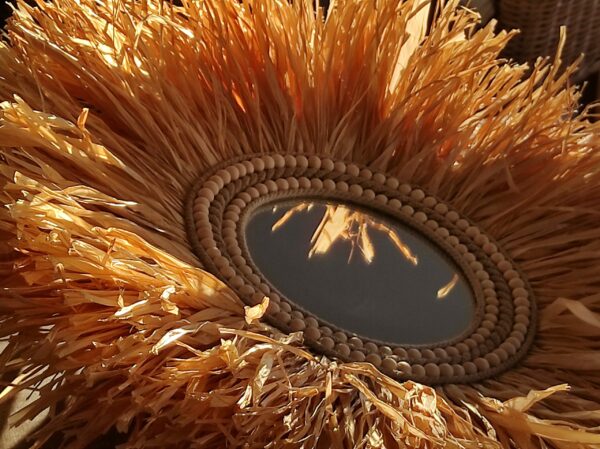Miroir rond en raphia naturel cerné de cordes de lin et 2 rangs de perles en bois Ju0185