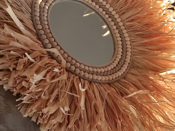 Miroir rond en raphia naturel cerné de cordes de lin et 2 rangs de perles en bois Ju0185