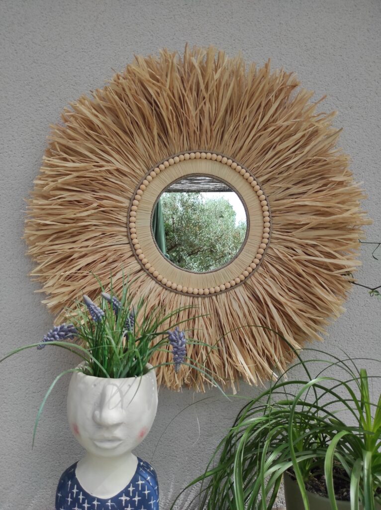 Grand miroir en raphia naturel, cordes de lin et perles de bois Ju0211