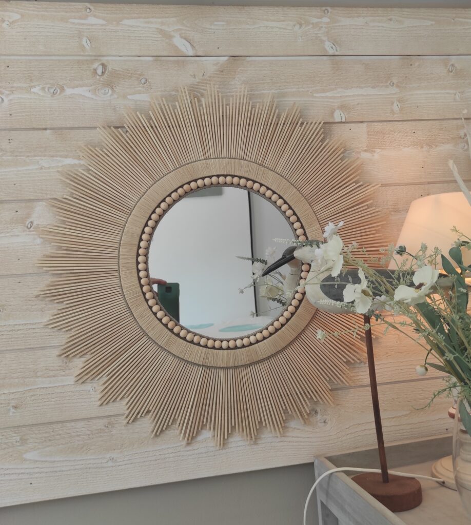 Grand miroir rond en bois naturel cerné de cordes de lin et de perles en bois de cèdre. Ju0234