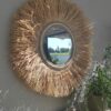 Grand miroir en raphia naturel cerné de cordes de lin et de perles en bois de cèdre Ju0235