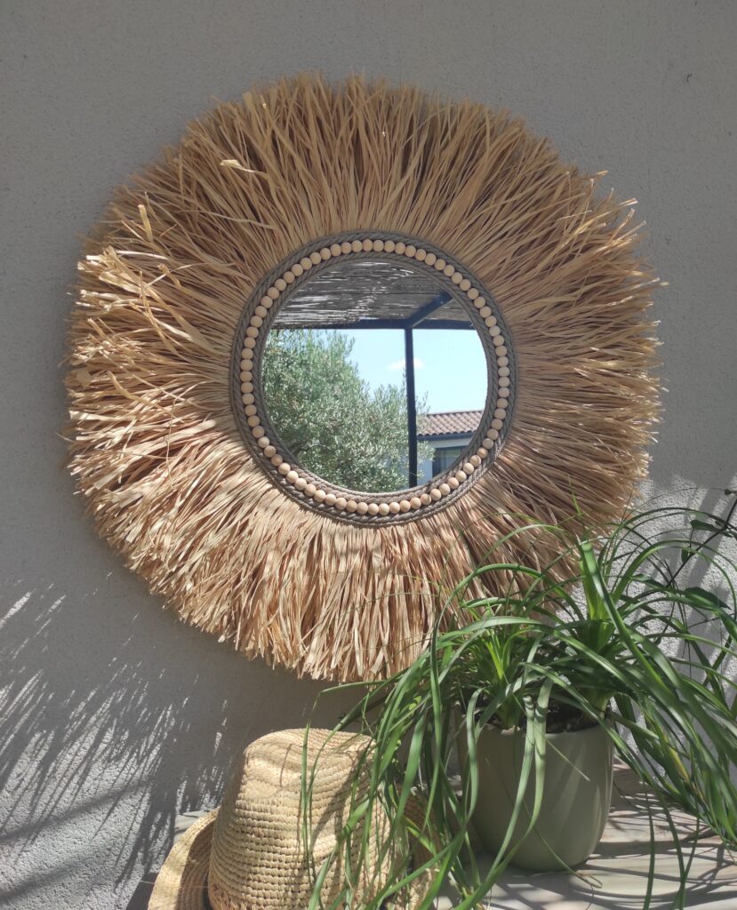 Grand miroir en raphia naturel cerné de cordes de lin et de perles en bois de cèdre Ju0235