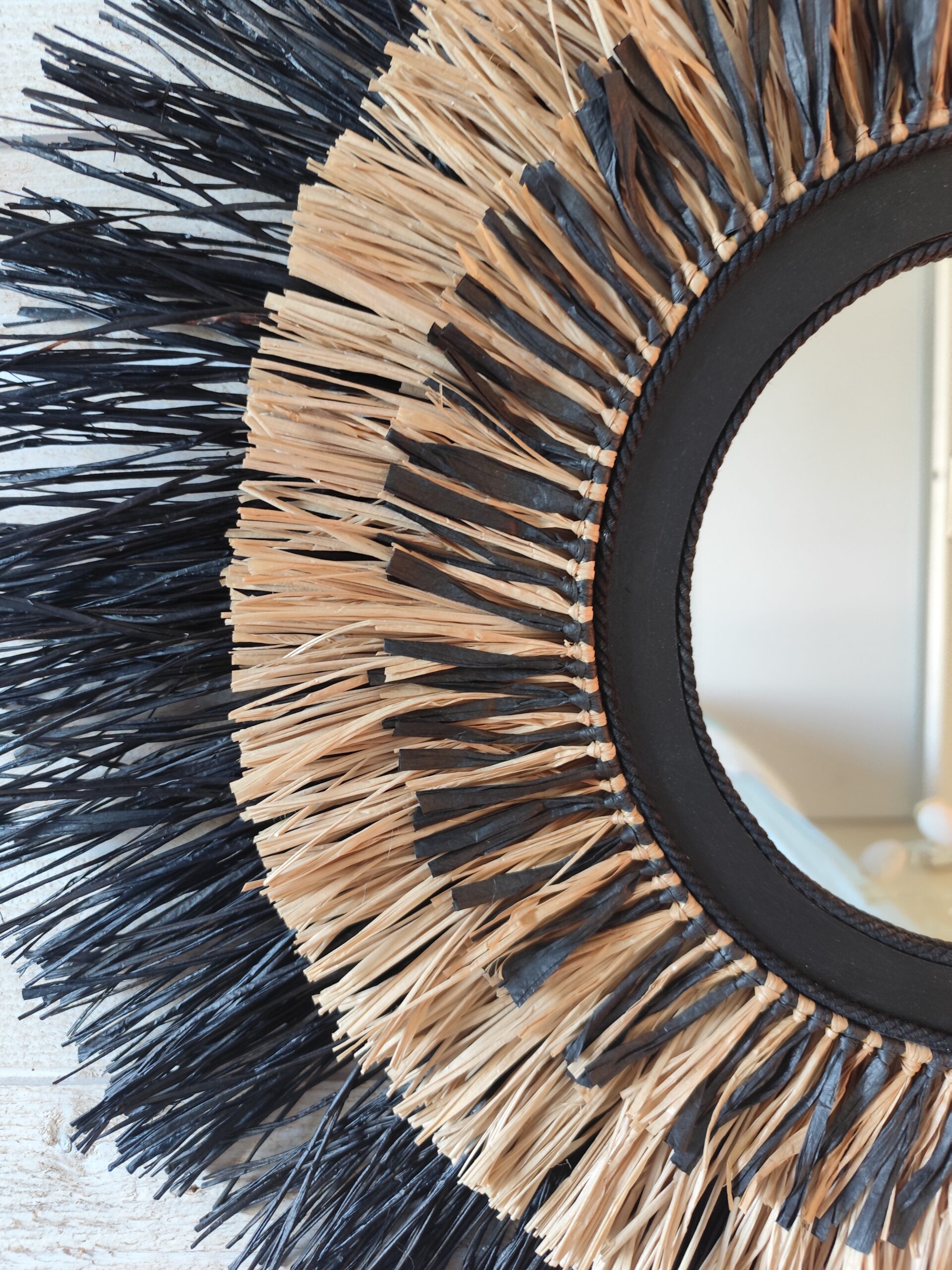 Miroir bicolor sur 3 niveaux de raphia naturel et noir Ju0200