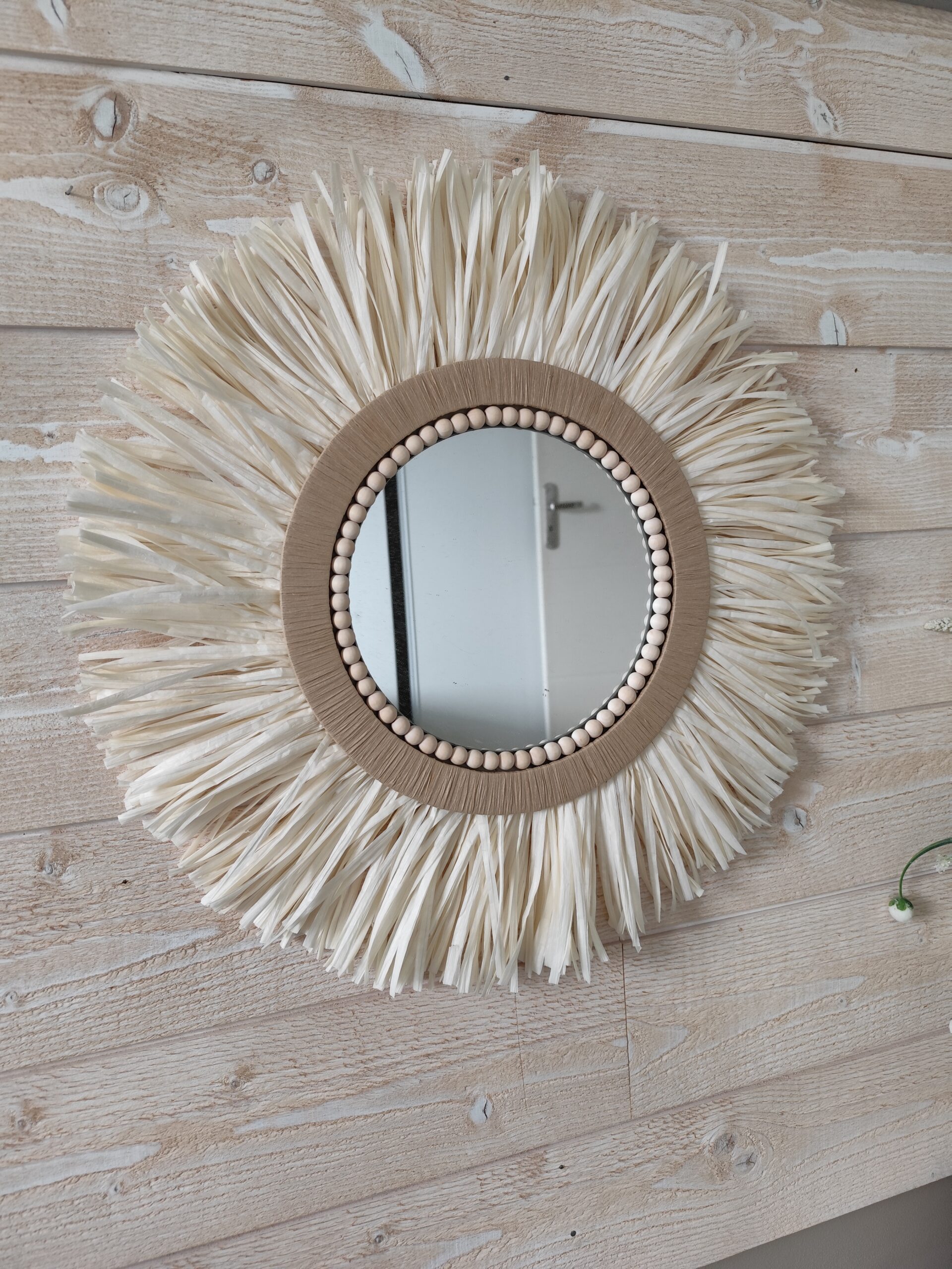 Petit miroir rond en raphia blanc, cordes, perles de bois et raphia tressé Ju0142