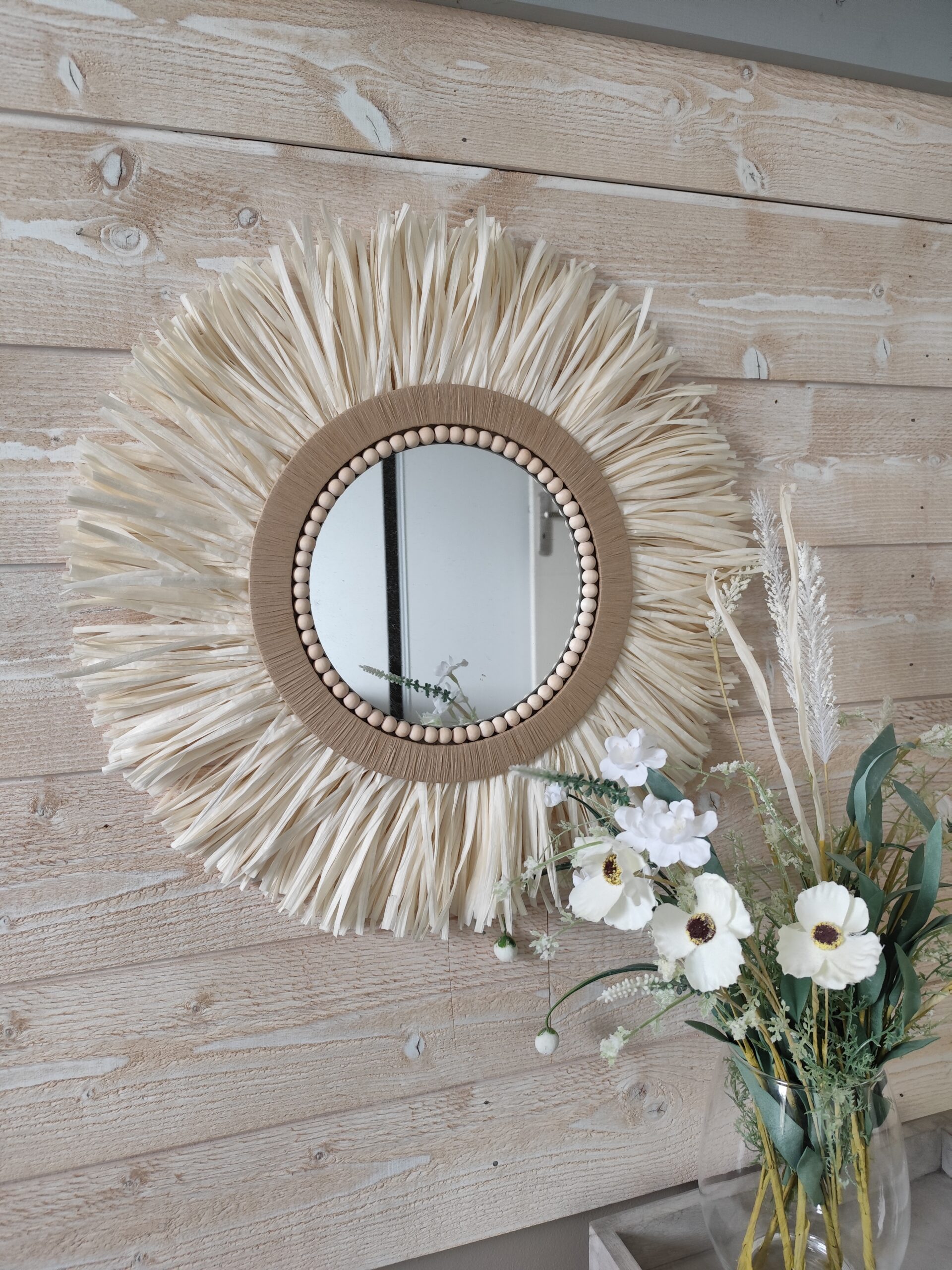 Petit miroir rond en raphia blanc, cordes, perles de bois et raphia tressé Ju0142