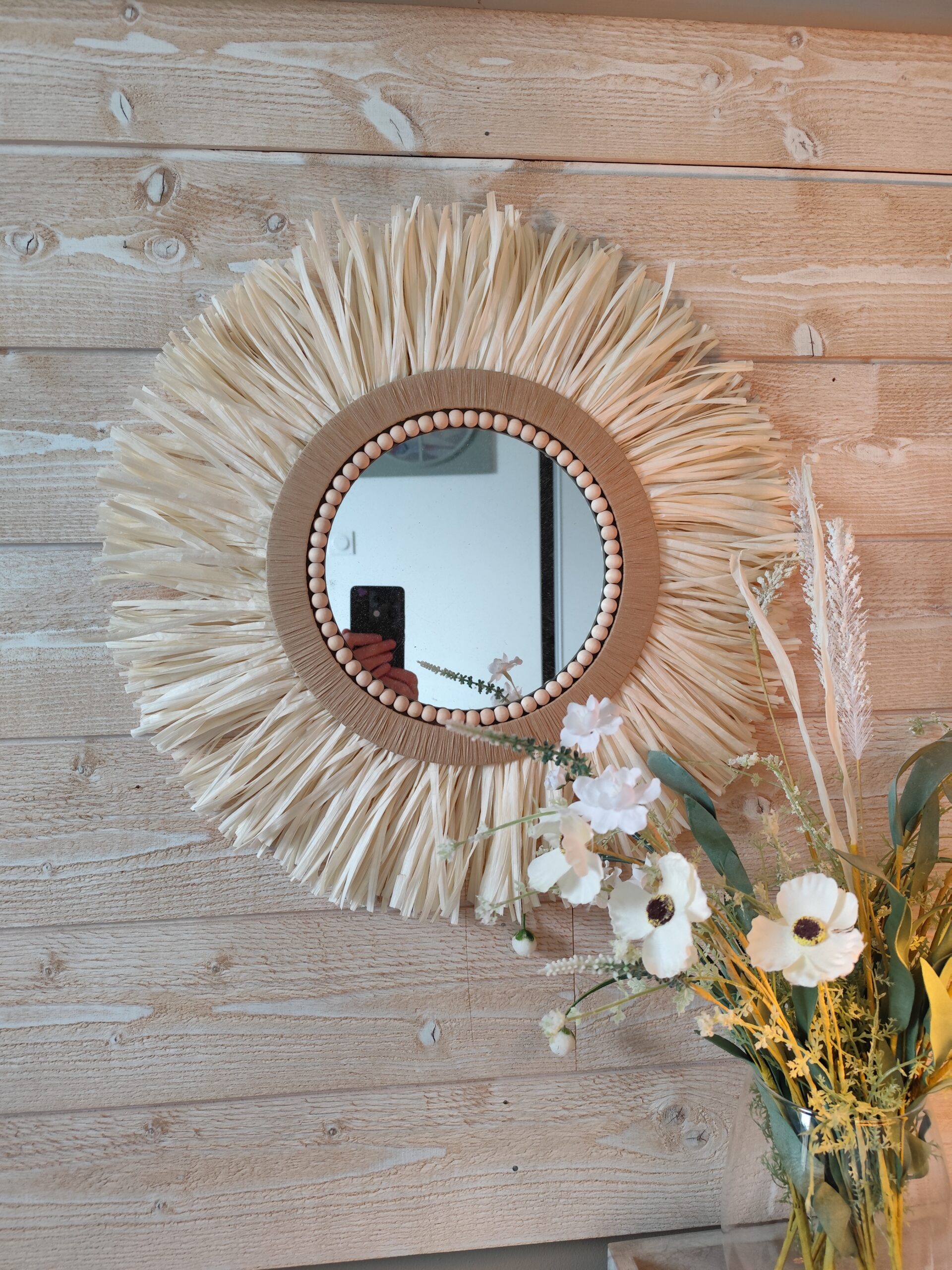 Petit miroir rond en raphia blanc, cordes, perles de bois et raphia tressé Ju0142